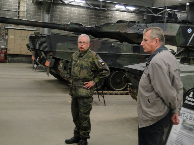 Kapteeni Ari Pakarinen esittelemässä uusinta panssarikalustoa.