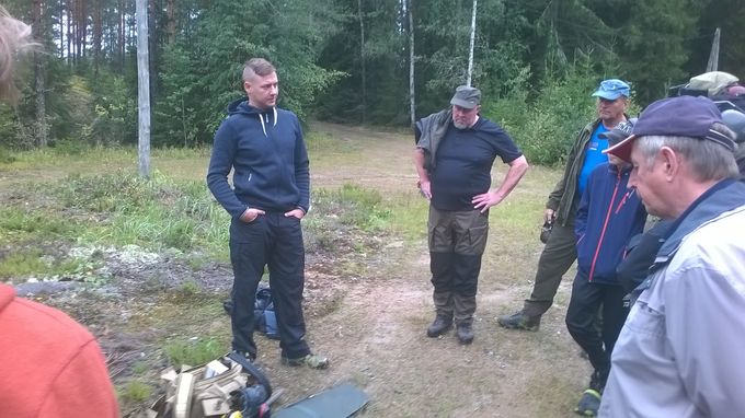 Heikki Kämäräinen esitteli Natokivääriä ennen ampumista. Kuva Ilkka Partanen