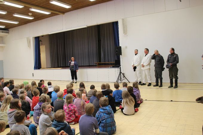Presidentti vieraili myös Sulkavan yhtenäiskoululla, jossa oppilaat olivat kokoontuneet kuulemaan presidentin tervehdyksen voimistelusaliin.Kuva Kristian Liljeström.
