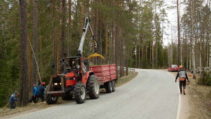 Tiippanan Jussi traktorilla keräsi risut ja polttopuut.